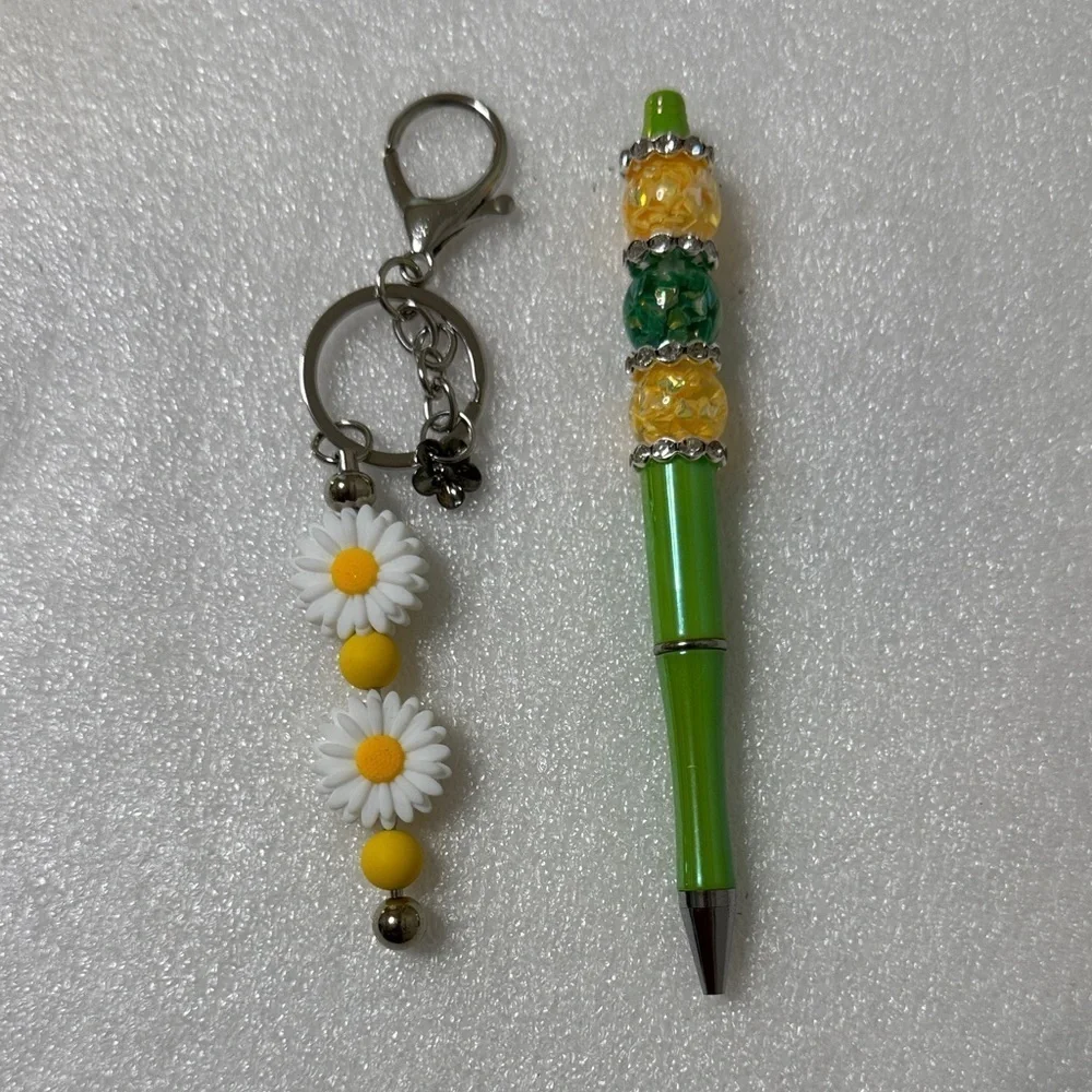 🌼 Daisy Charm Keychain & Beaded Pen Set – 4 Refills Included!